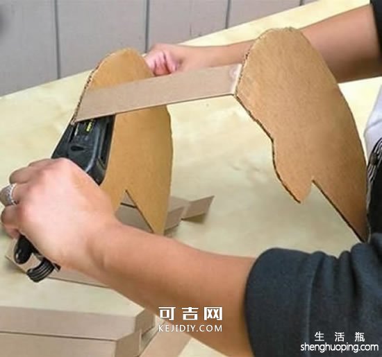 废纸箱做露营车玩具的方法 -  www.kejidiy.com