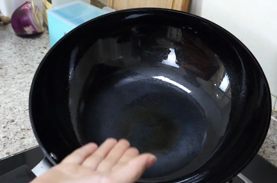 <b>铁锅生锈怎么处理或者新铁锅使用前如何处理怎样防止铁锅生锈或粘锅</b>